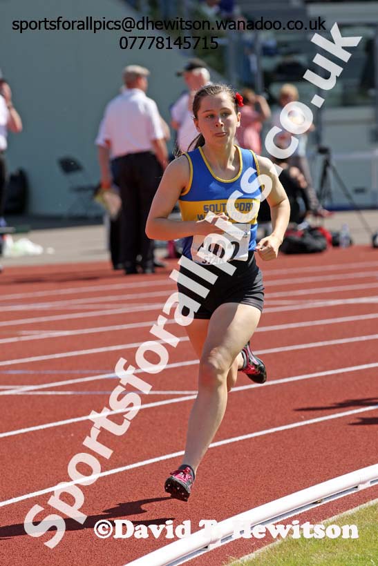 Under-17 womens 800 metres. Photo: David T. Hewitson/Sports for All Pics